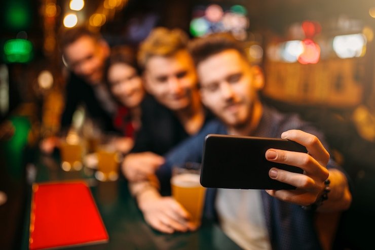 Antarmuka aplikasi mobile judol menampilkan meja live dealer dan permainan slot