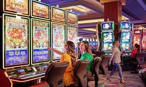 Antarmuka permainan judol Evolution Gaming dengan batas meja yang jelas